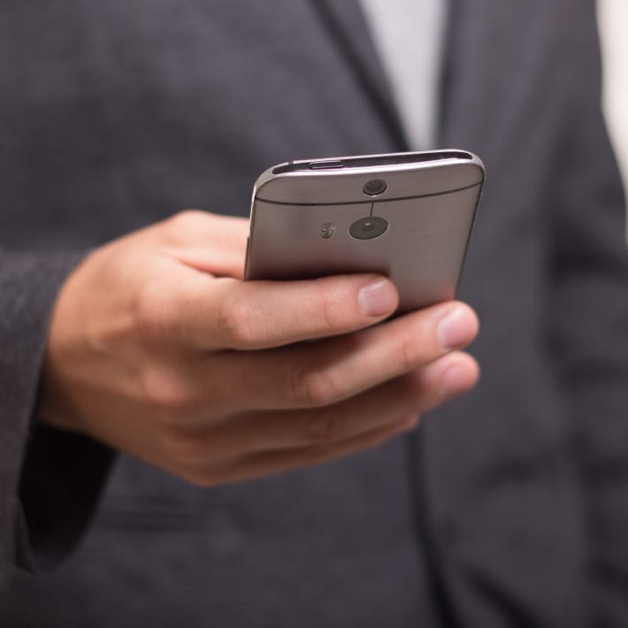 Abbildung Hand mit Smartphone